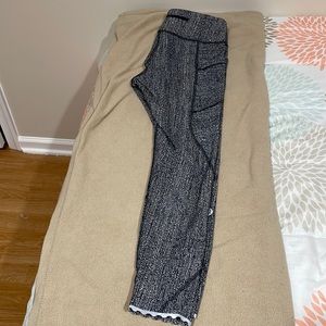 PERFECT CONDITION. LULU LEMON LEGGINGS. SIZE 8